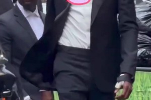 西裝也無法掩蓋杜蘭特出眾的氣質(zhì)??