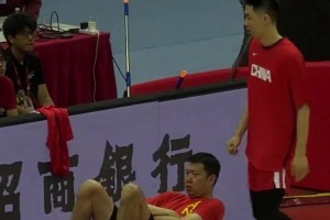 開始熱身？王治郅喊朱俊龍拿來泡沫軸自己拉伸
